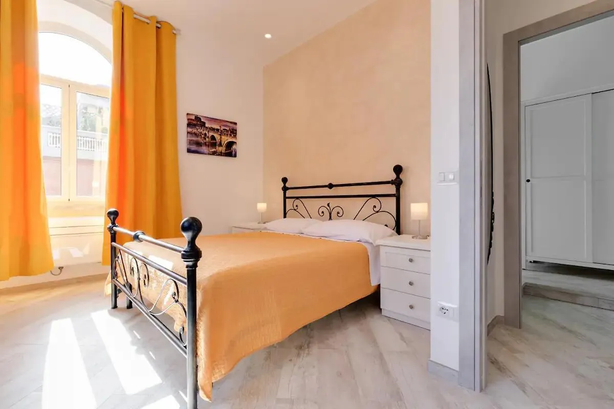 Colosseo Two Rooms Two Bathrooms Roma 0*,  Itália